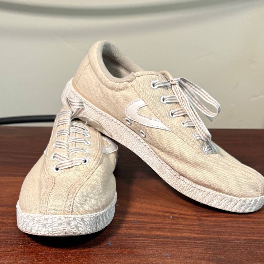 Tretorn canvas sneaker womens 8.5 cream and white great condition